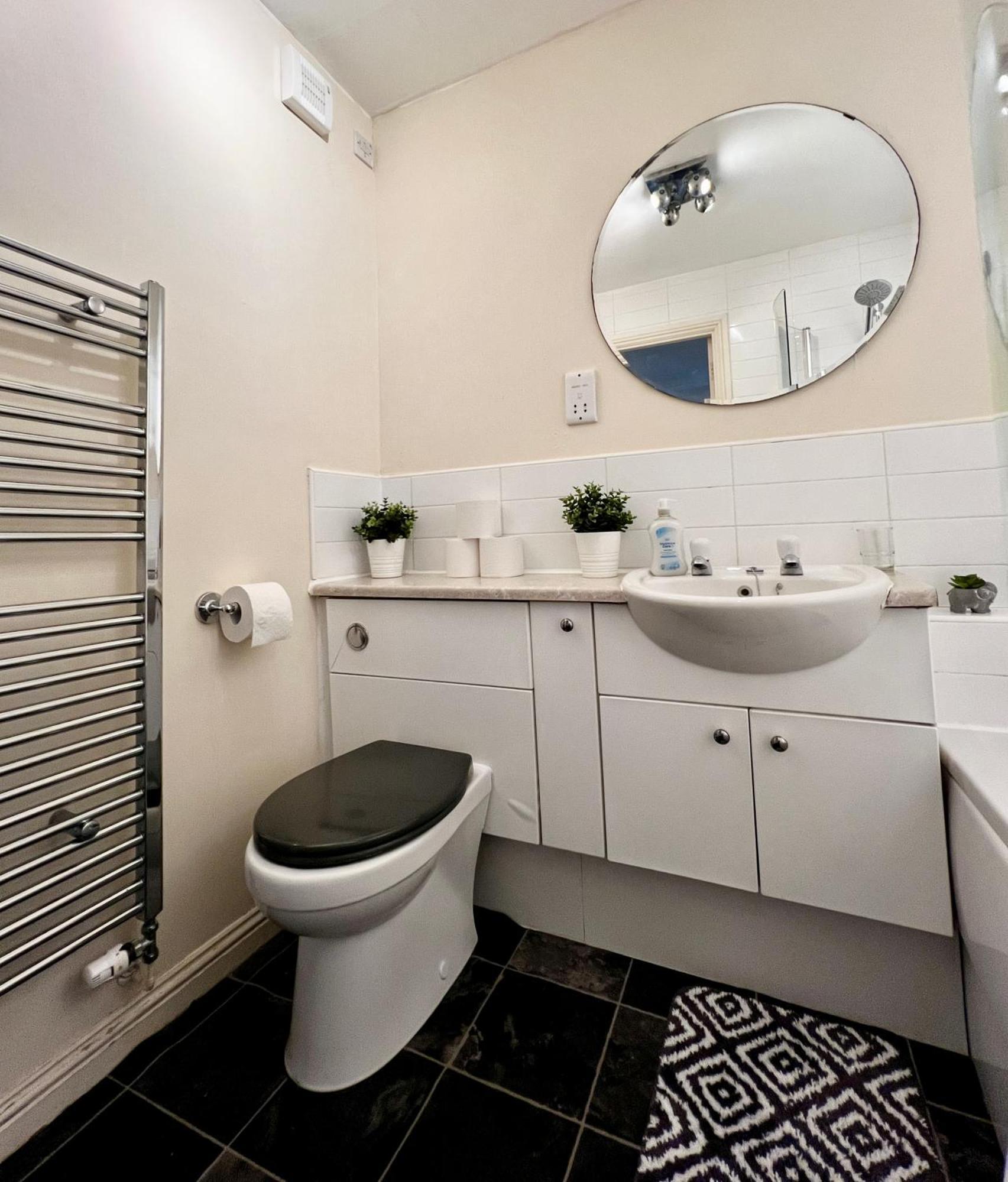 Stylish Modern Flat With Juliet Balcony & Parking Διαμέρισμα Γλασκώβη Εξωτερικό φωτογραφία